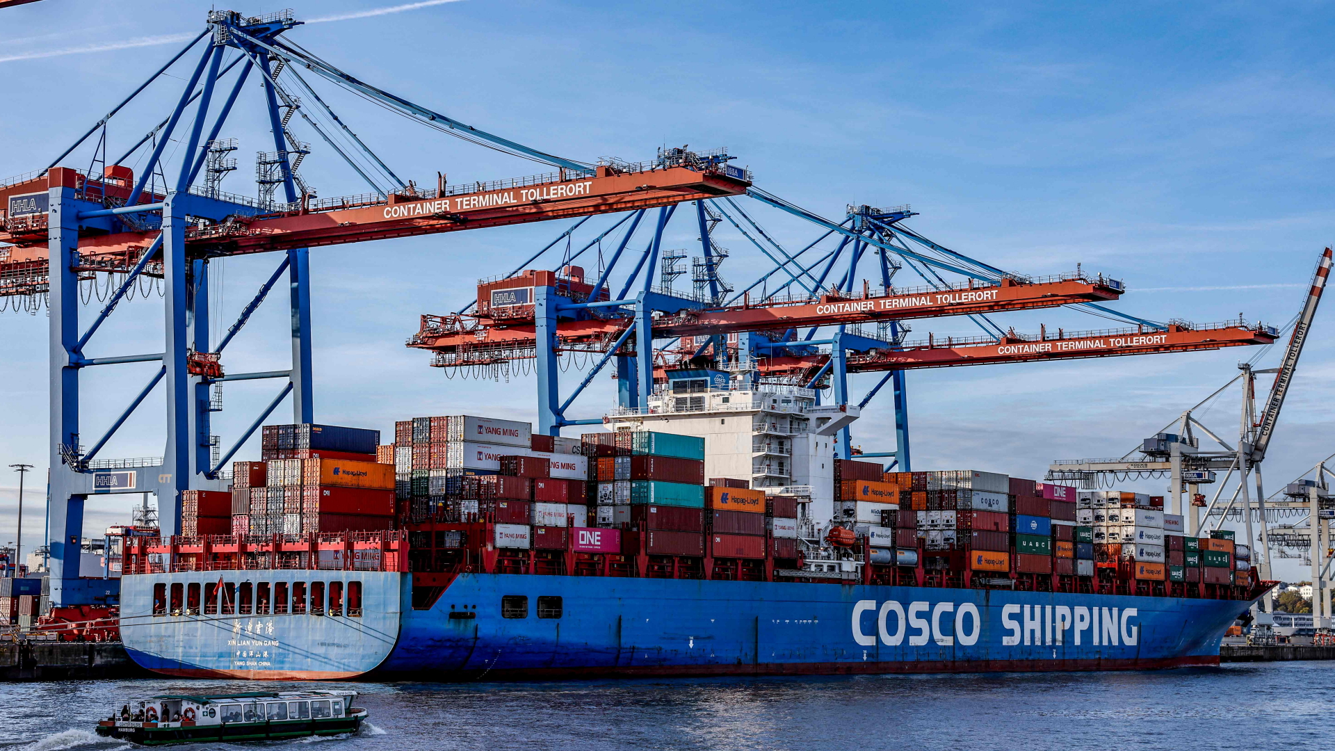 Ein Schiff der chinesischen Firma Cosco am Hamburger Hafenterminal Tollerort | AFP