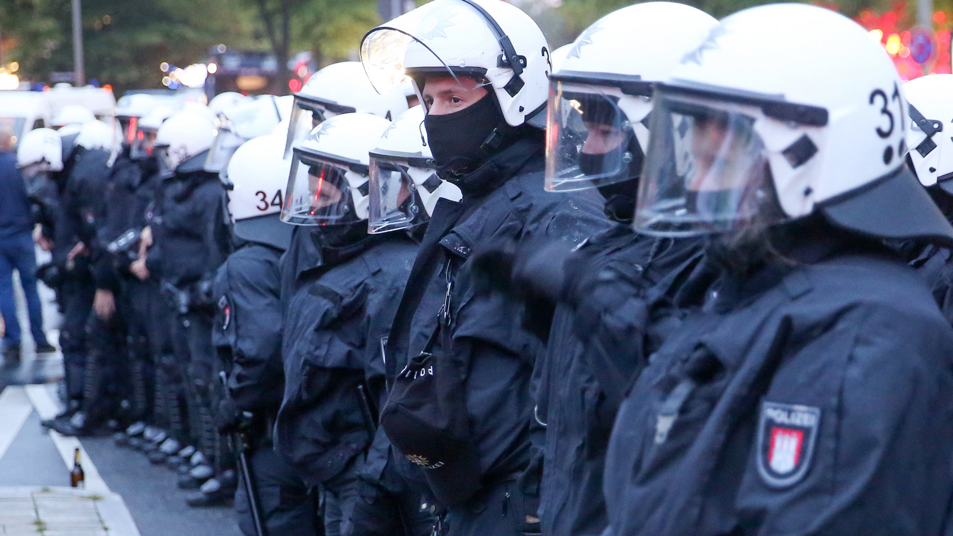 Polizisten begleiten eine Anti-G20-Demo auf der Hamburger Reeperbahn