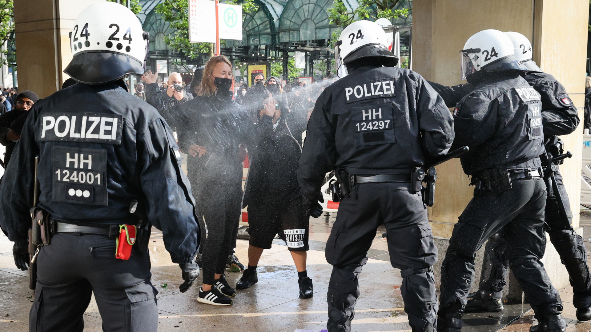 Nach Auflösung einer Demonstration in Hamburg sprühen Polizisten Reizmittel gegen Demonstrantinnen.