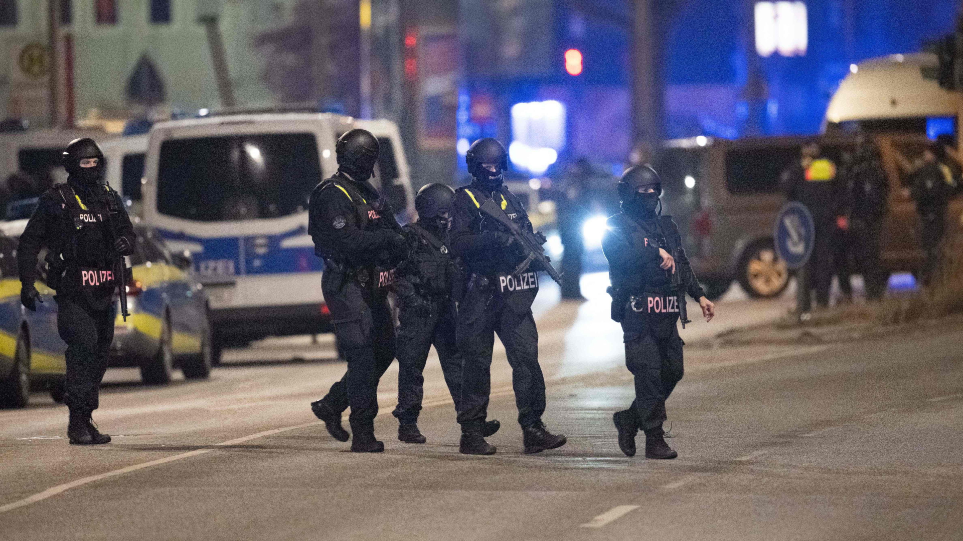 Polizisten in der Nähe des Tatortes, an dem mehrere Menschen bei einer Schießerei in einer Kirche der Zeugen Jehovas in Hamburg getötet wurden | AFP