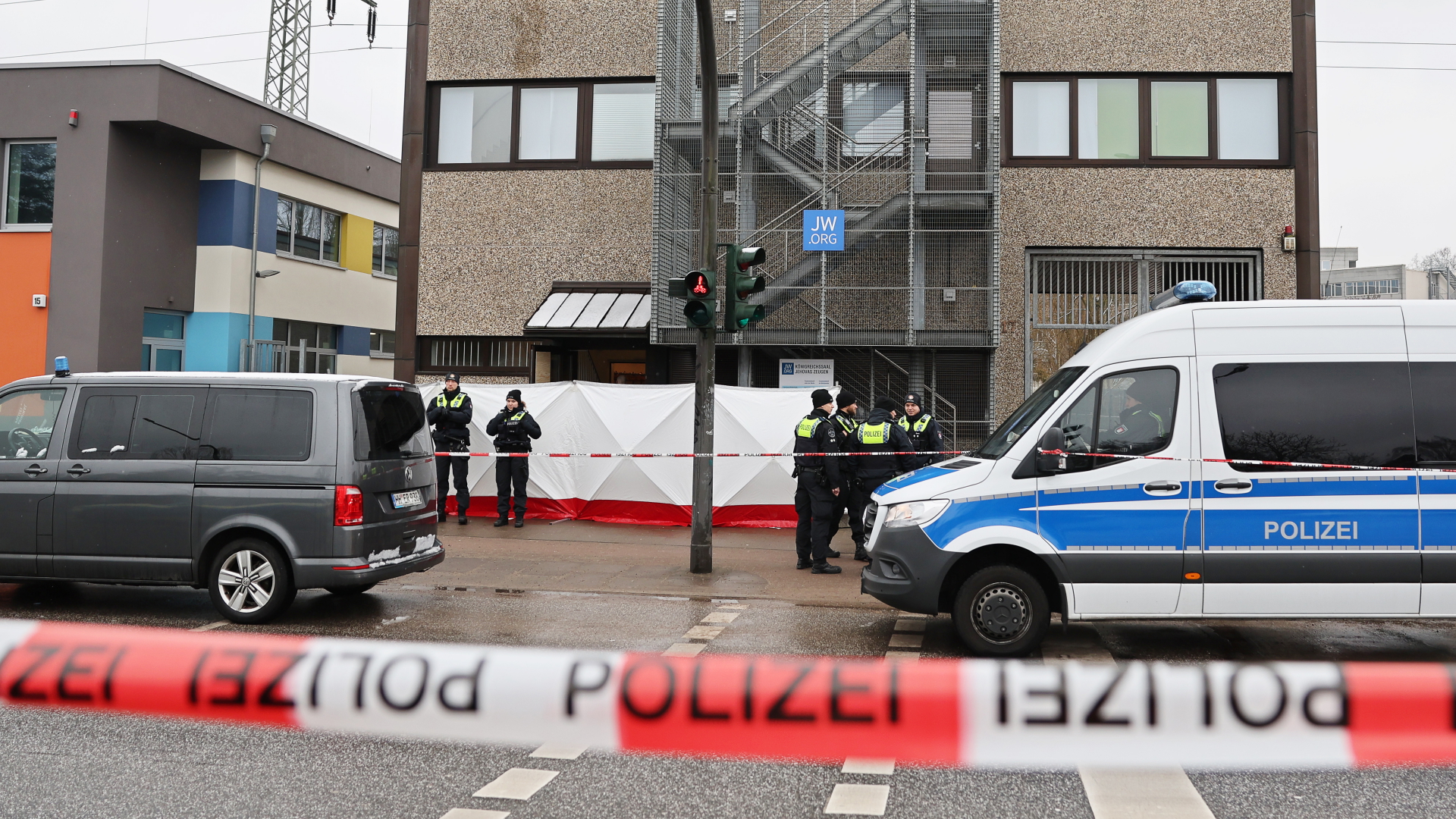 Polizisten stehen vor einem Gebäude der Zeugen Jehovas im Stadtteil Alsterdorf | dpa