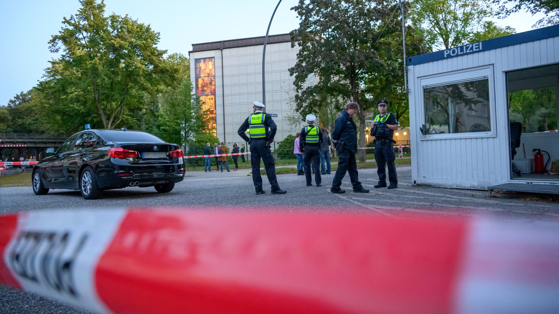 Polizisten stehen nach dem Angriff vor der Hamburger Synagoge | Bildquelle: dpa