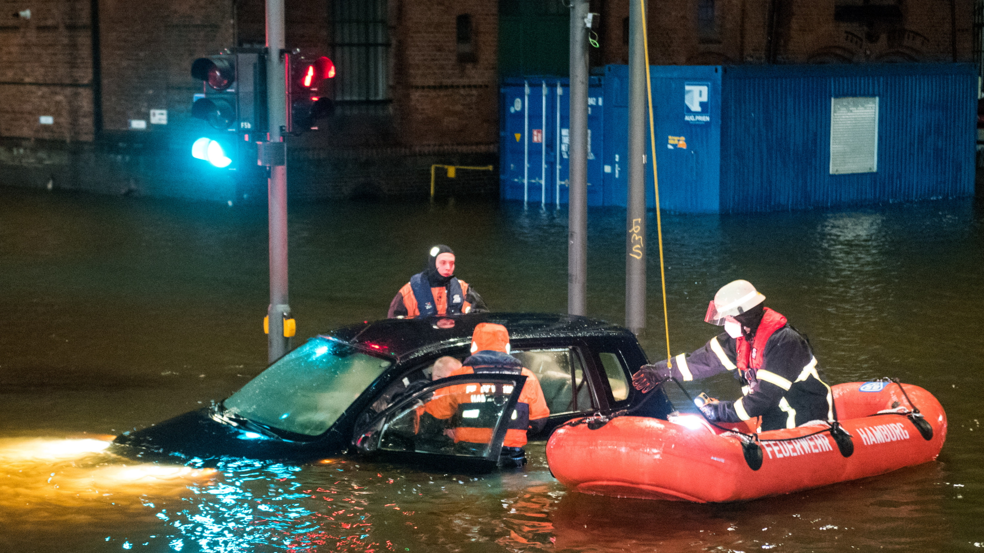 Feuerwehrleute retten in der Speicherstadt während einer Sturmflut beim Hochwasser der Elbe einen Mann aus seinem Auto. | dpa