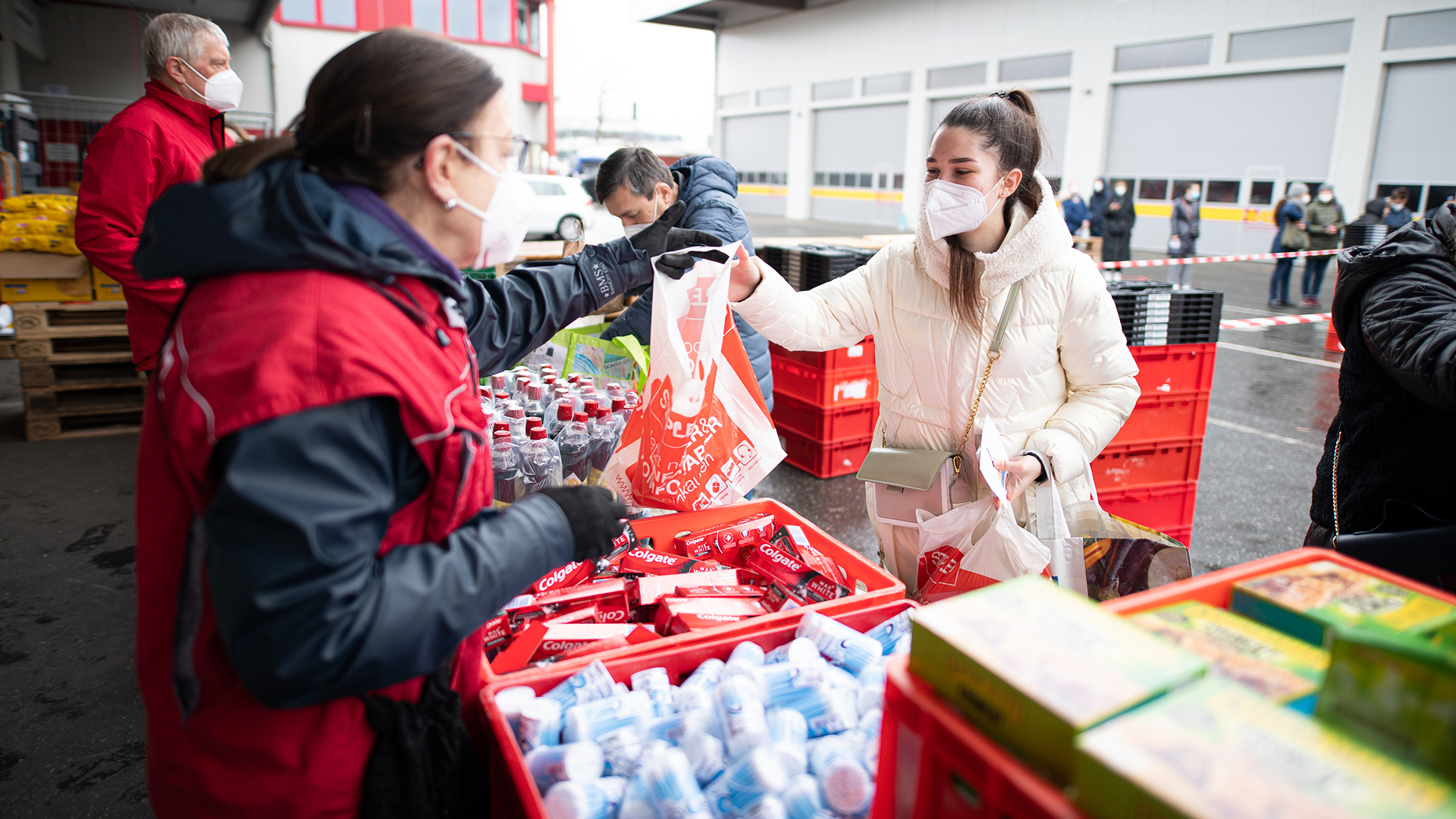 Helfer der Hamburger Tafel versorgen Flüchtlinge aus der Ukraine mit Lebensmitteln.