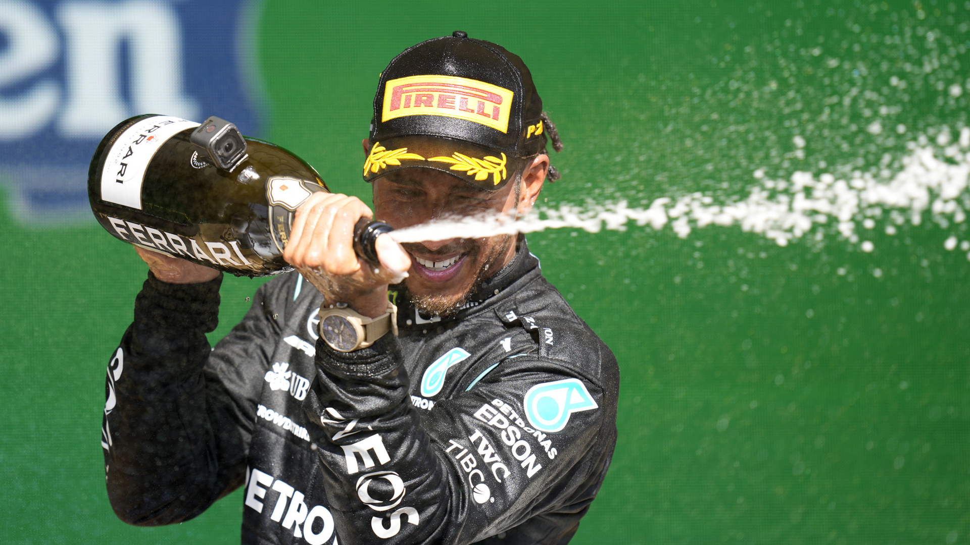 Lewis Hamilton bejubelt seinen Sieg  | dpa