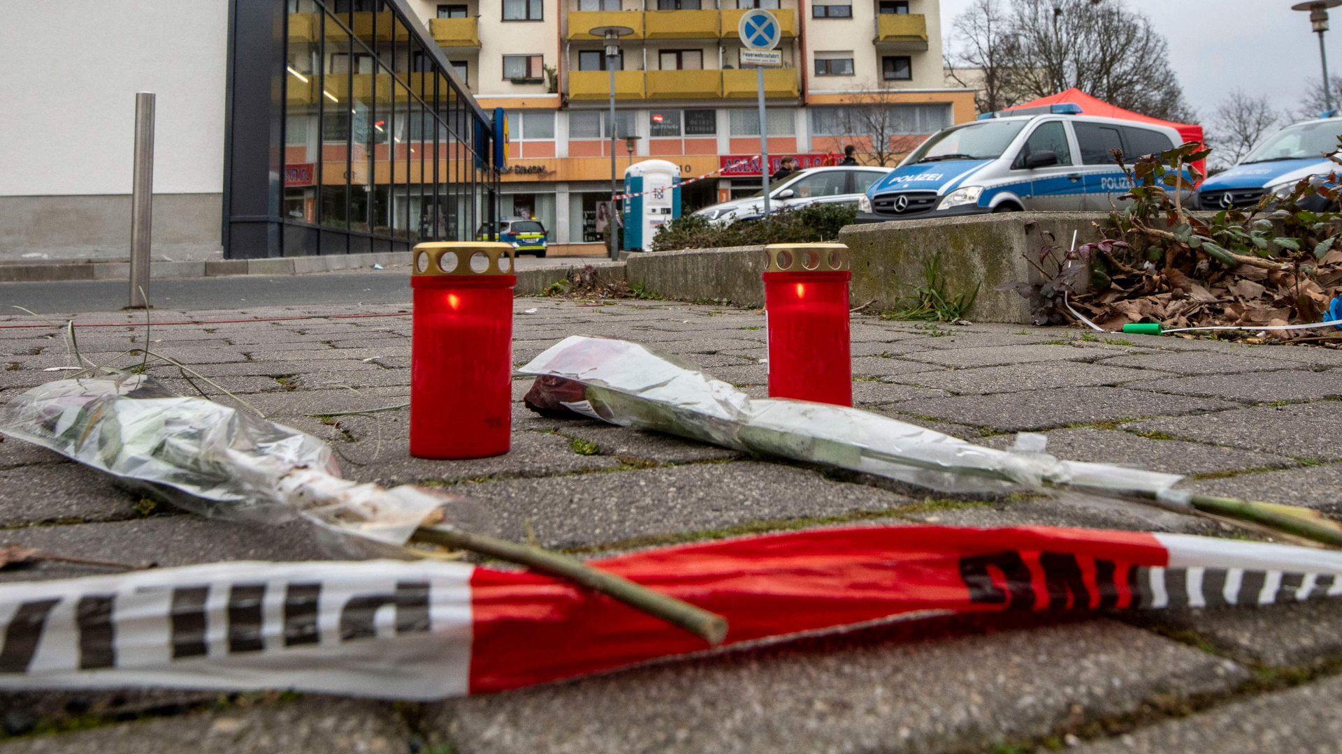 Kerzen und Blumen vor dem Tatort in Hanau, Archivbild | AFP