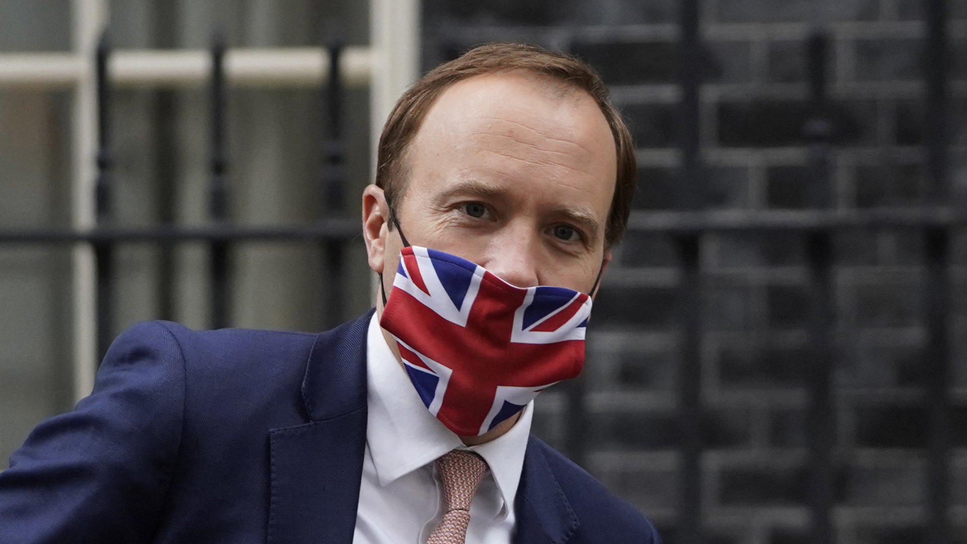 Matt Hancock mit einer Gesichtsmaske bedruck mit dem Union Jack vor Downing Street 10.  | 