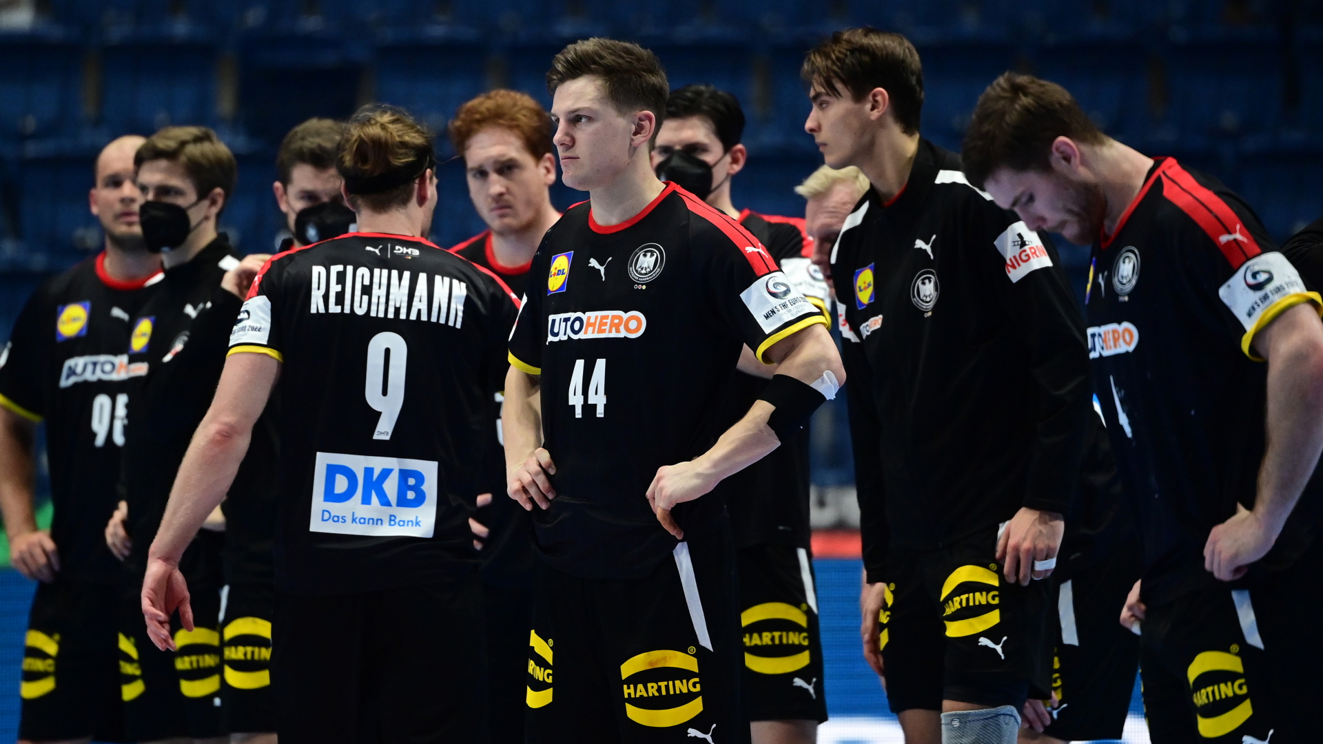 Deutschlands Team um Tobias Reichmann und Christoph Steinert (44) steht bei der Handball-WM nach dem Spiel gegen Norwegen auf dem Platz. | dpa