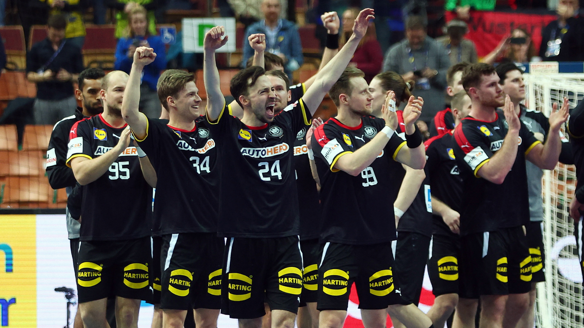 Die Spieler der deutschen Handball-Nationalmannschaft bejubeln den Sieg gegen das Team aus den Niederlanden | REUTERS