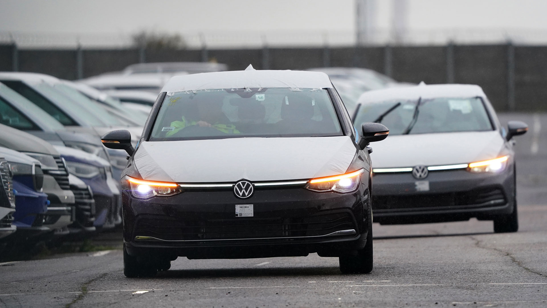 Neuwagen des Autoherstellers Volkswagen stehen auf einem Hafengelände. | picture alliance/dpa/PA Wire