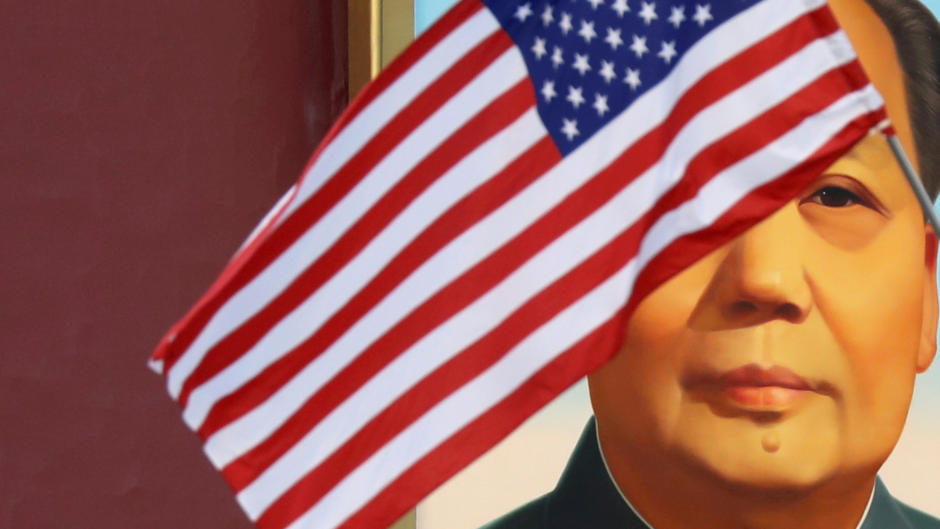 Chinas Staatsgründer Mao hinter einer US-Flagge | REUTERS