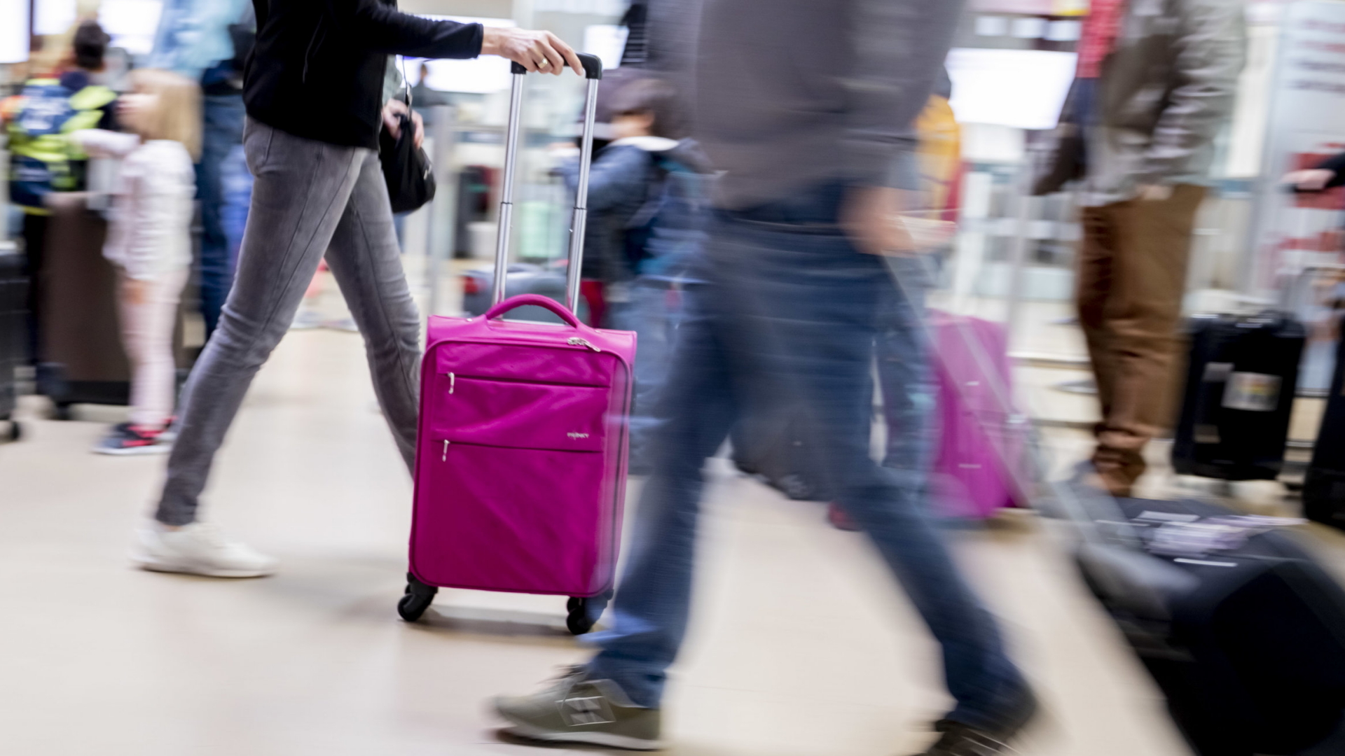 Flugreisende mit Handgepäck am Flughafen Berlin-Tegel | dpa