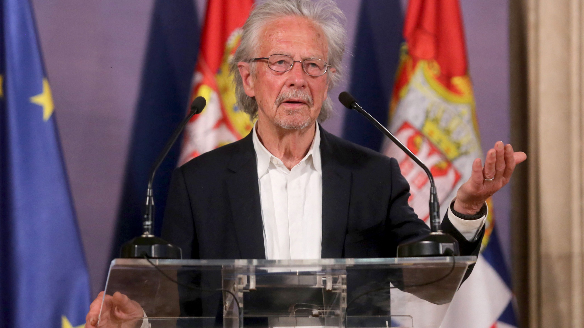 Der Schriftsteller hält in Belgrad bei einer Preisverleihung ihm zu Ehren eine Rede. | AFP