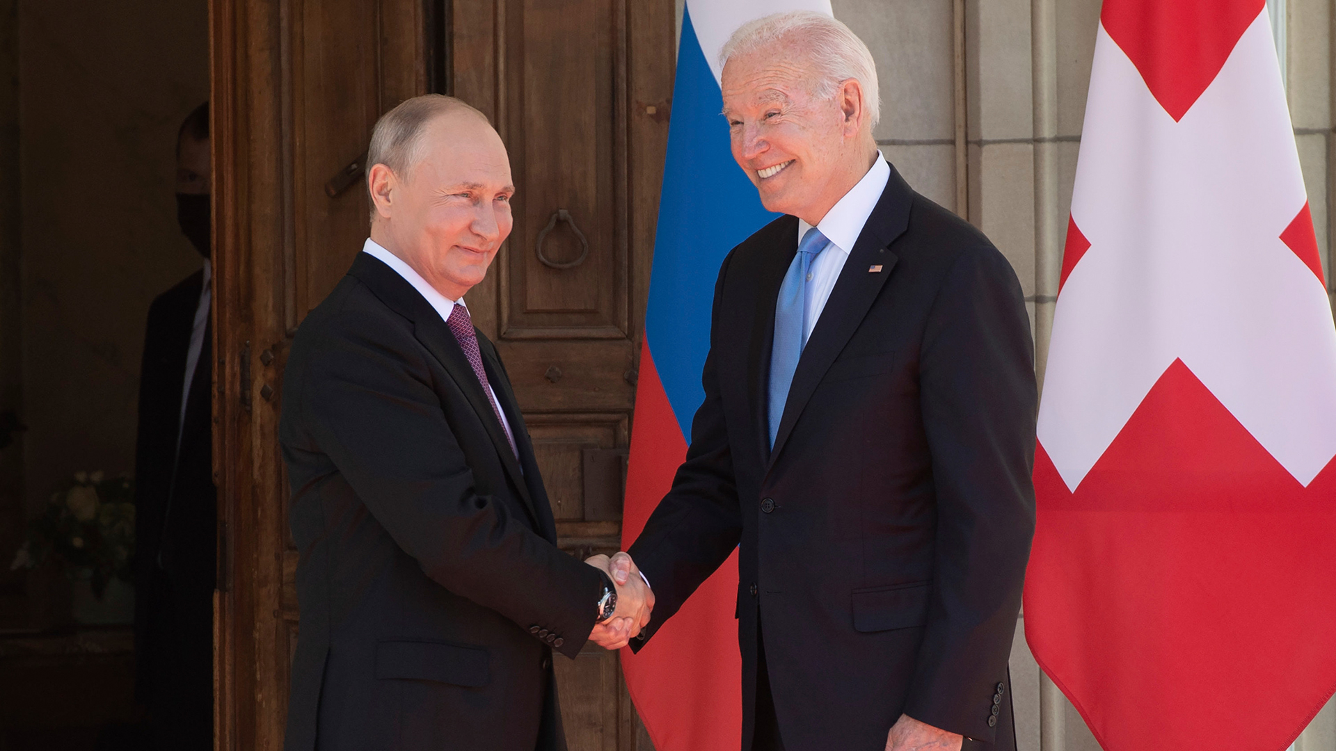 Wladimir Putin und Joe Biden geben sich die Hand. | AP