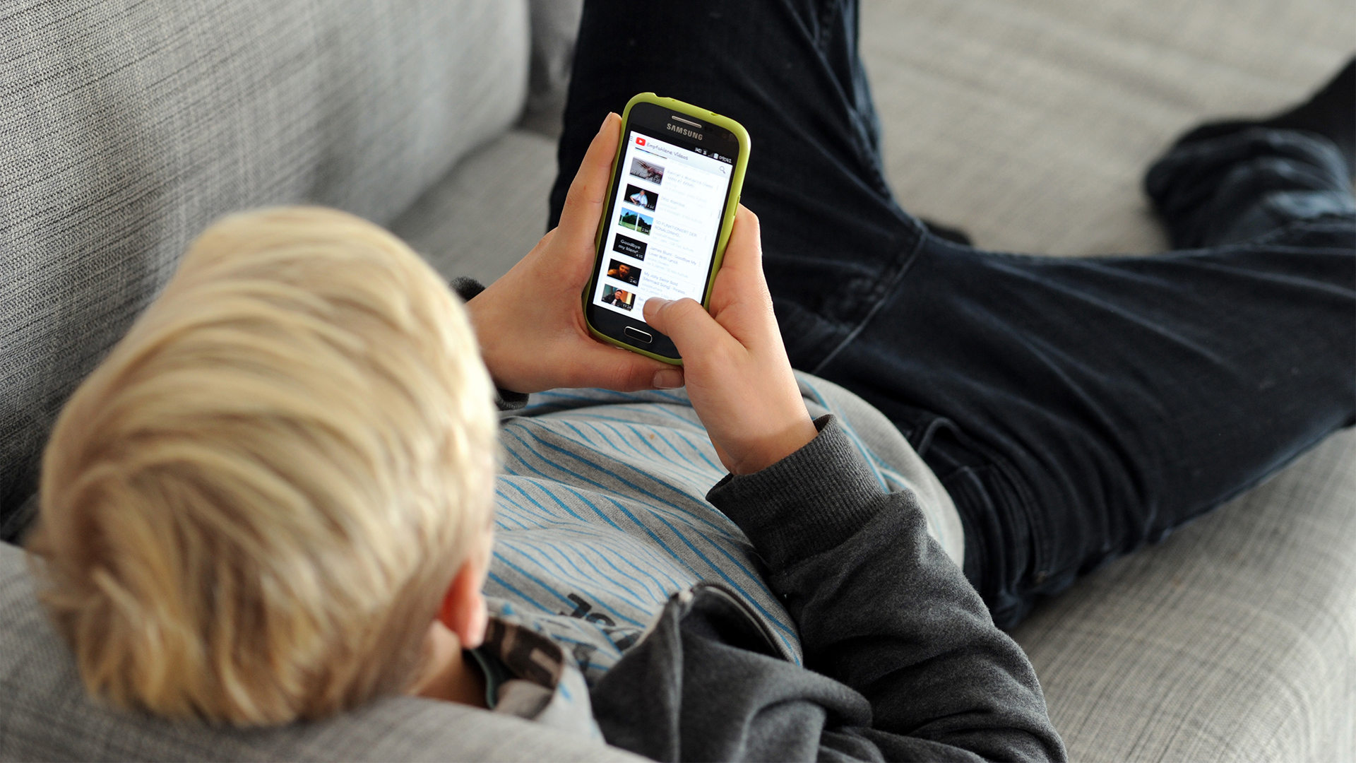 Ein Jugendlicher betrachtet Inhalte der Videoplattform YouTube' auf seinem Smartphone.  | picture alliance / Tobias Hase/d