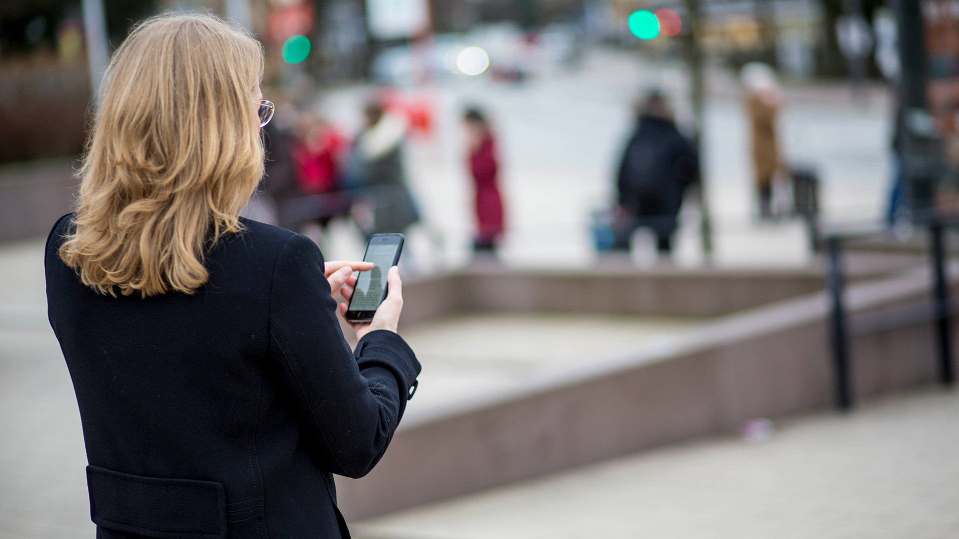 Eine Frau guckt auf ihr Handy | ARD-aktuell / Weiss