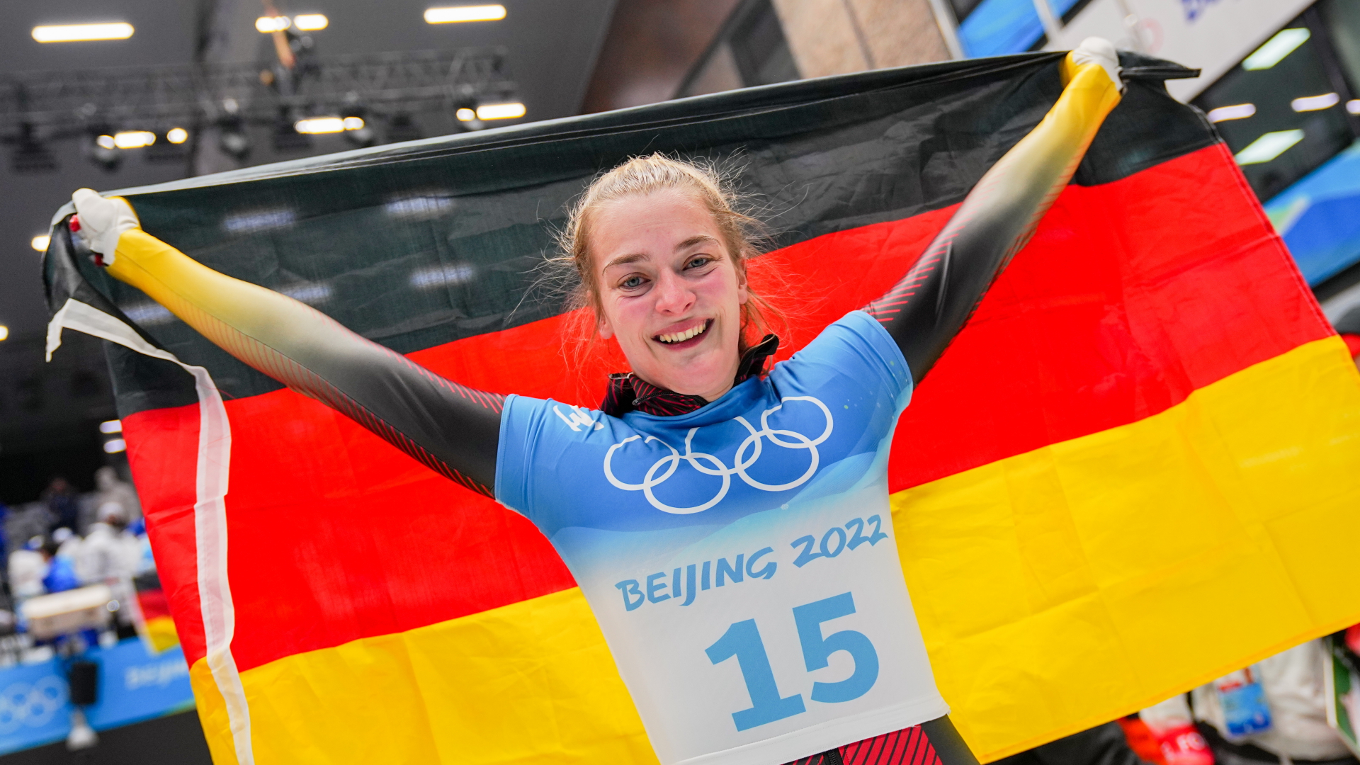 Hannah Neise hält die deutsche Flagge hoch nach ihrem Olympiasieg im Skeleton. | dpa