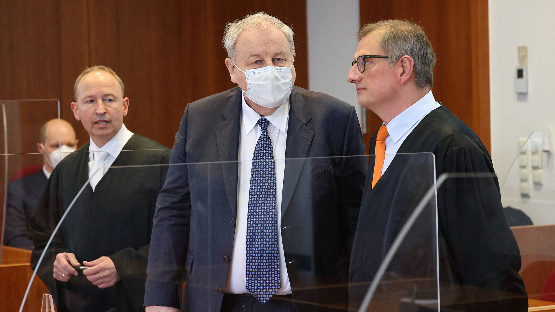 Hanno Berger (M), Angeklagter, steht im Gerichtssaal neben seinen Anwälten Carsten Rubarth (r) und Martin Kretschmer (l). | dpa