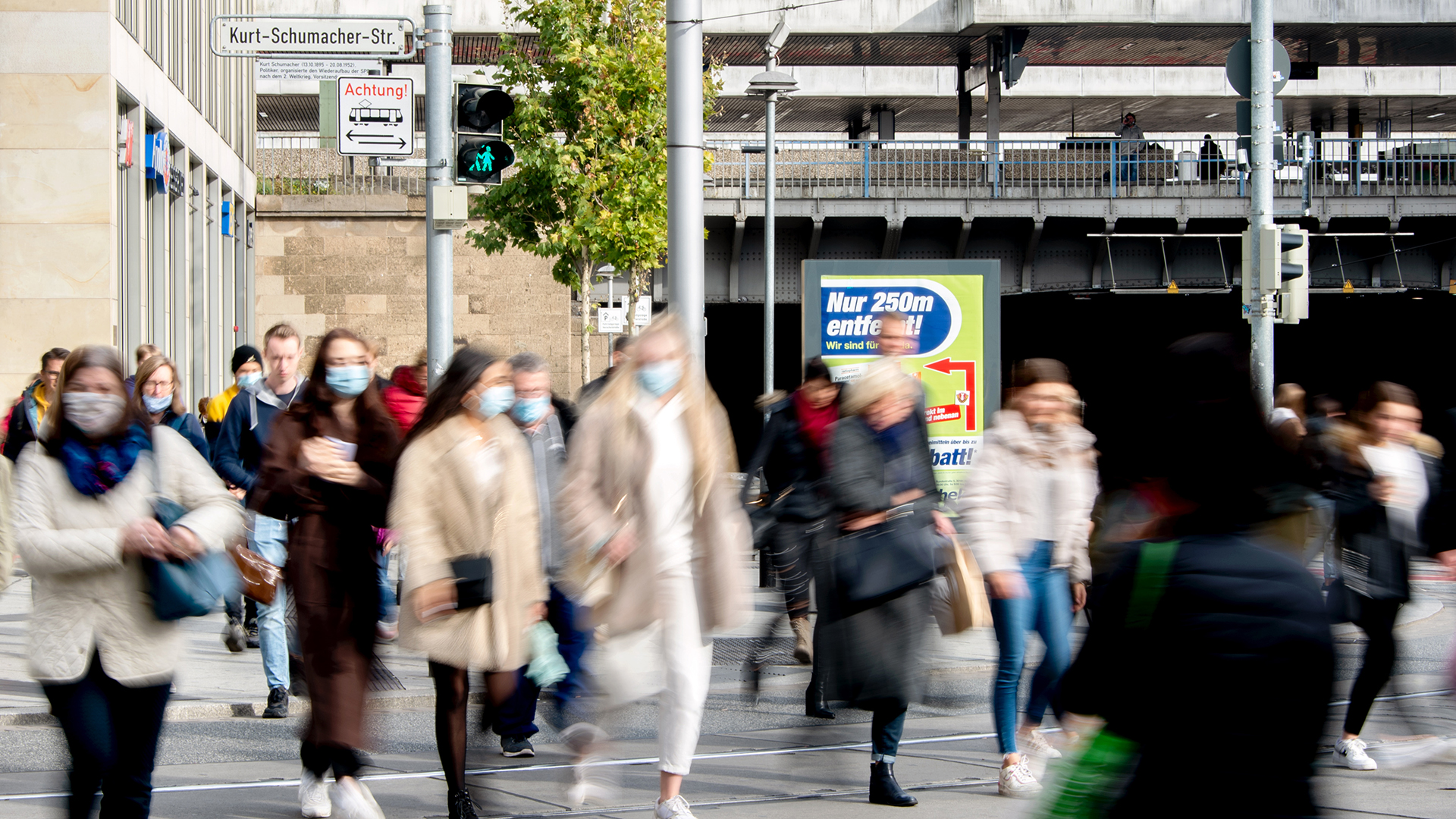 Menschen mit Alltagsmasken überqueren an einer Ampel die Kurt-Schumacher-Straße in Hannover | dpa