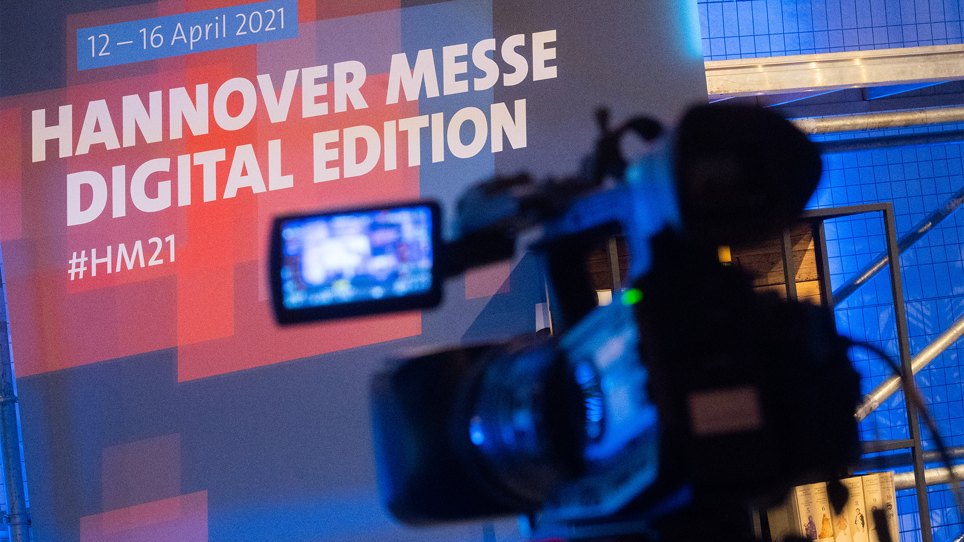 Kamera steht in einem Studio für die Übertragung der digitalen Version der Hannover Messe. | dpa