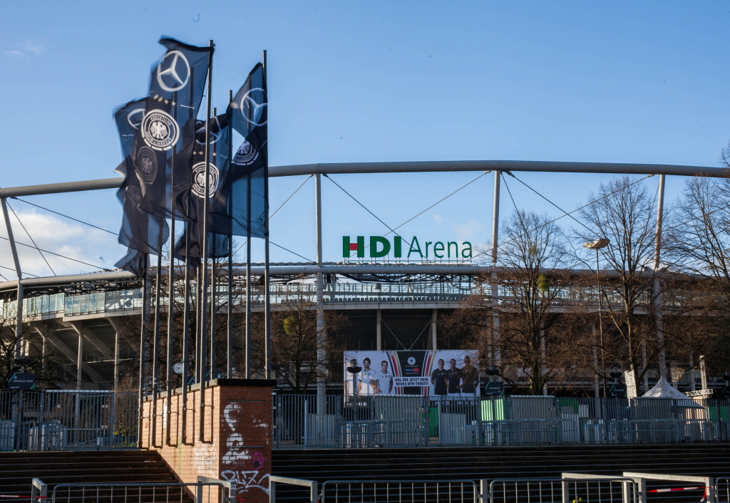 Das Stadion in Hannover am Morgen nach der Länderspiel-Absage. | dpa