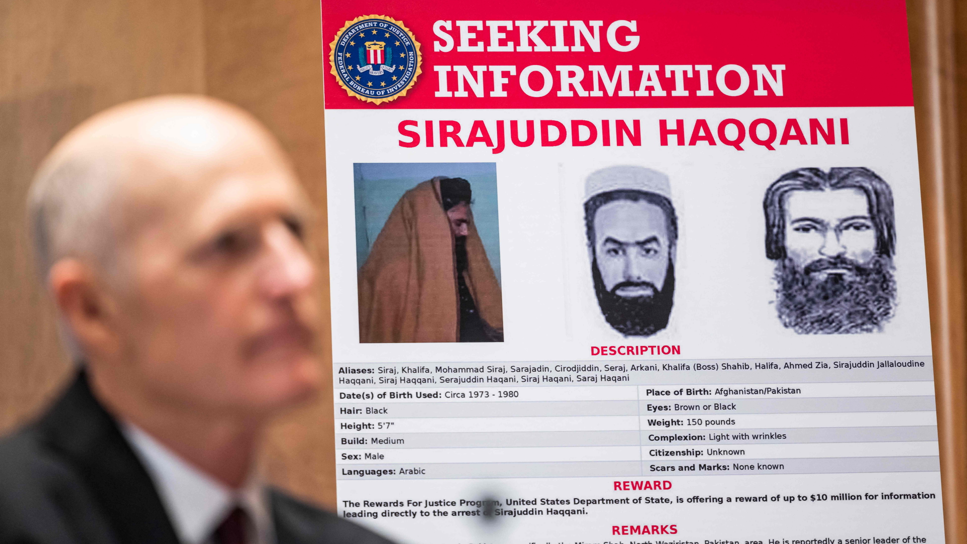 Ein US-Fahndungsgesuch nach Haqqani-Anführer Sirajuddin Haqqani - im Hintergrund: US-Senator Rick Scott. | AFP