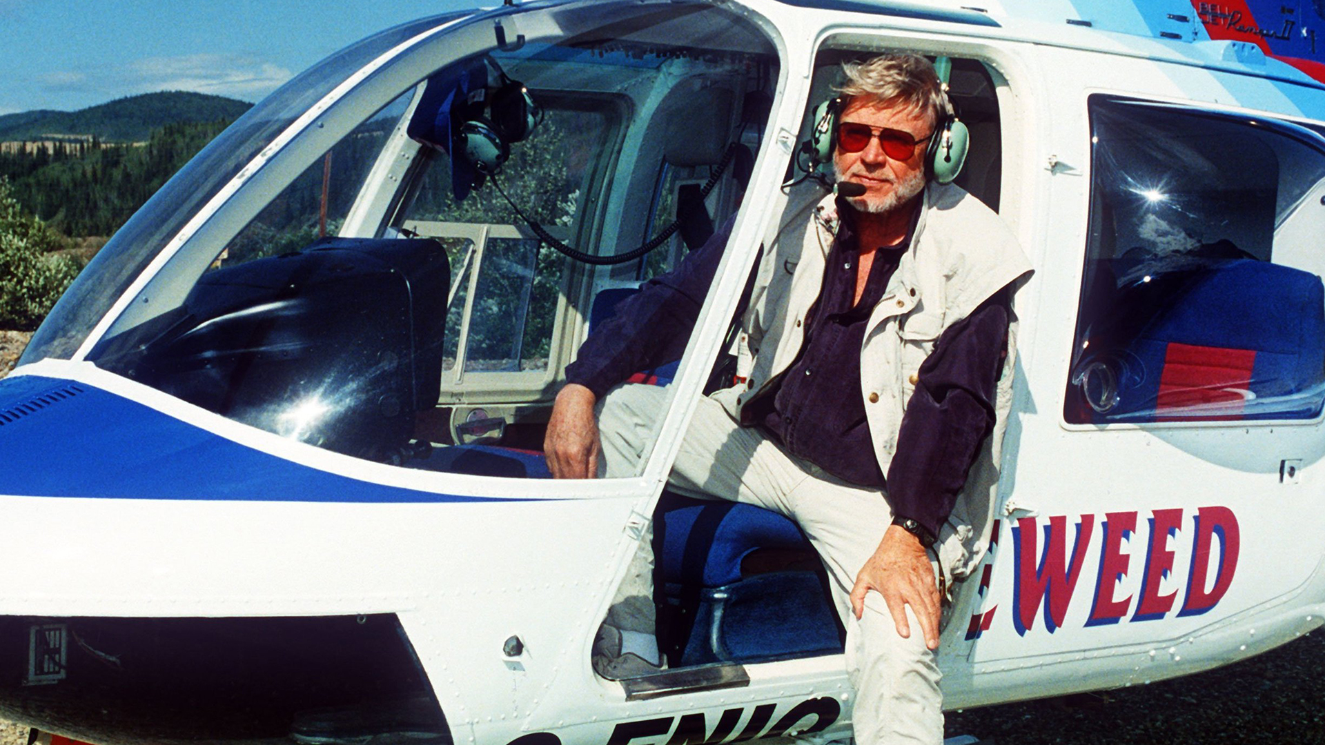 Hardy Krüger ist mit dem Hubschrauber unterwegs, um Eindrücke für seine Sendung "Weltenbummler" zu sammeln.  | dpa