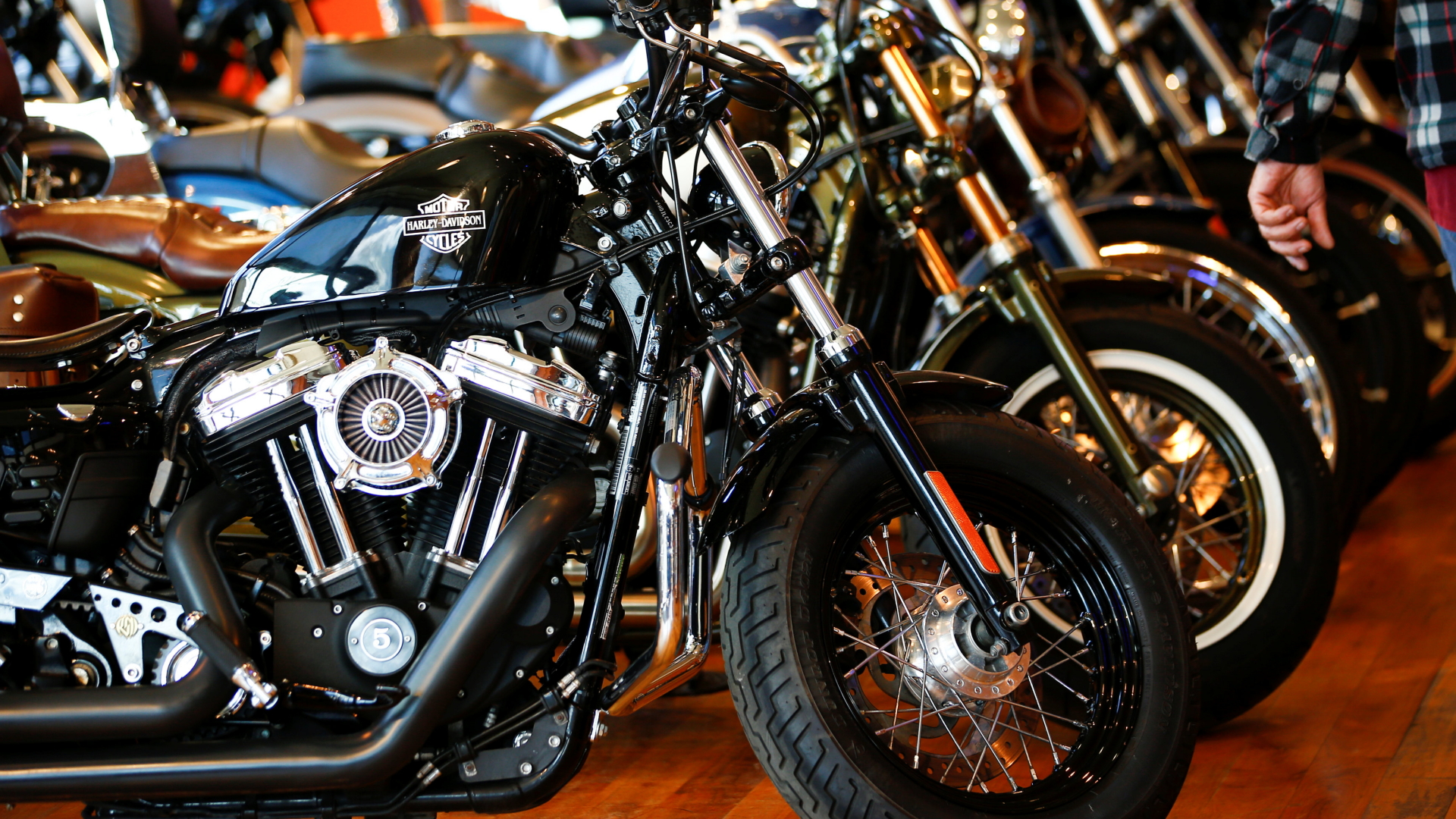 Harley-Davidson-Motorräder nebeneinander im Showroom in London | REUTERS