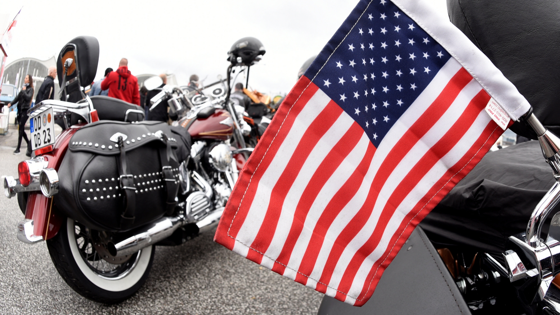 Eine US-Flagge hängt an einem Harley-Davidson-Motorrad auf den Hamburger Harley-Days.