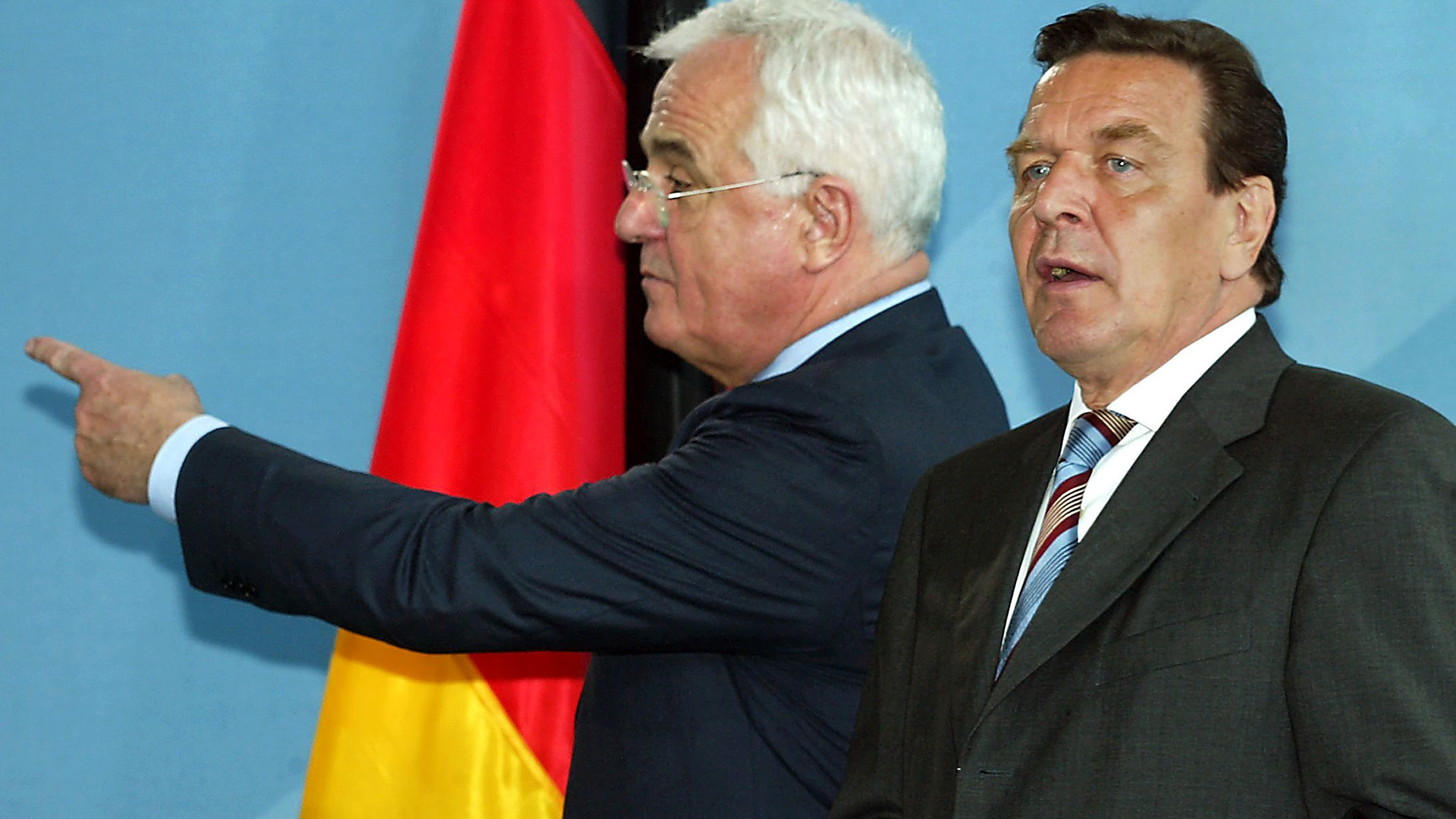Peter Hartz überreichte den Bericht der Kommission am 16. August 2002 an Gerhard Schröder.
