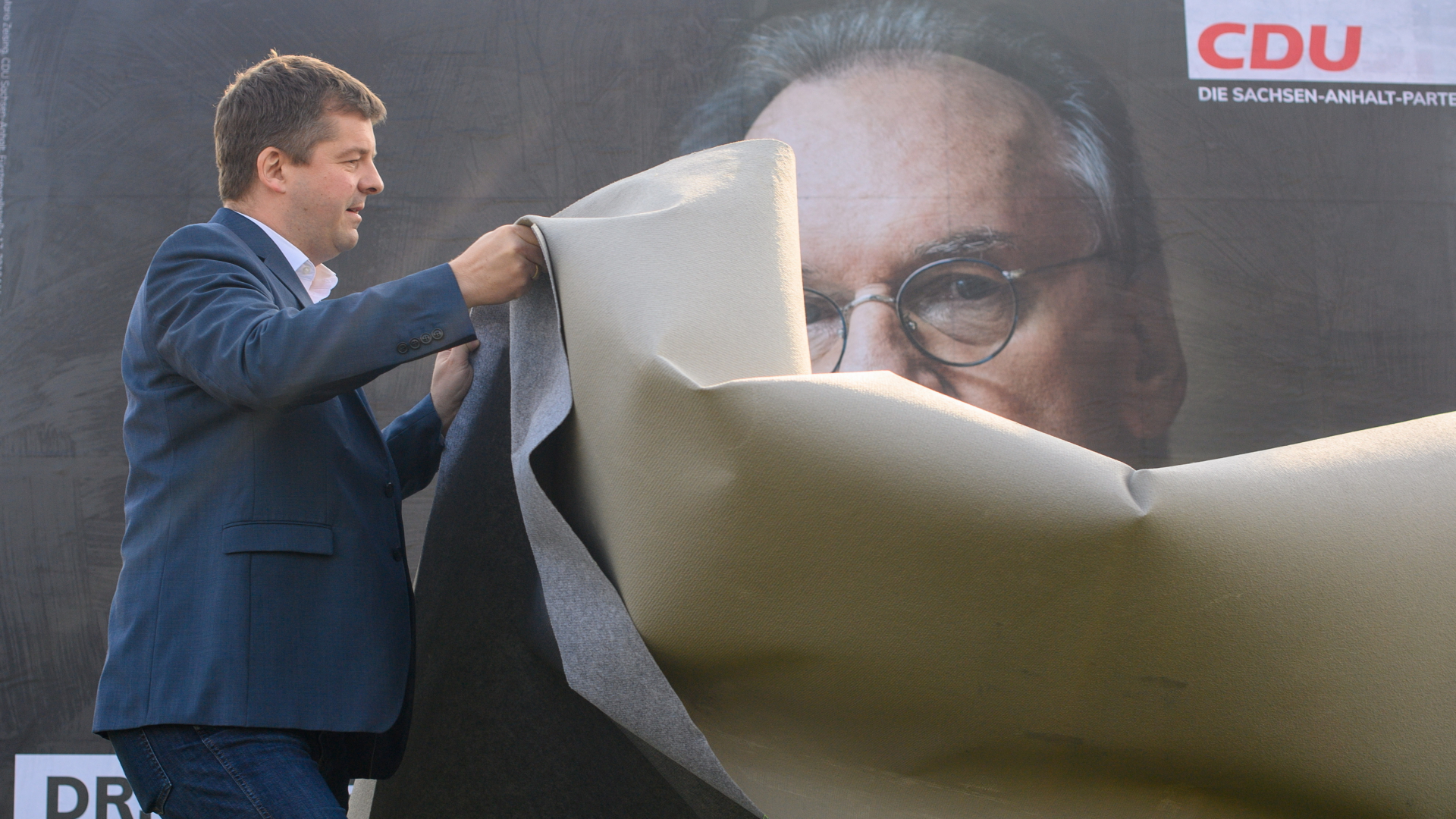  Sven Schulze, Vorsitzender der CDU Sachsen-Anhalt, enthüllt ein Wahlplakat der CDU, auf dem ein Porträt des Ministerpräsidenten des Landes Sachsen-Anhalt zu sehen ist | dpa
