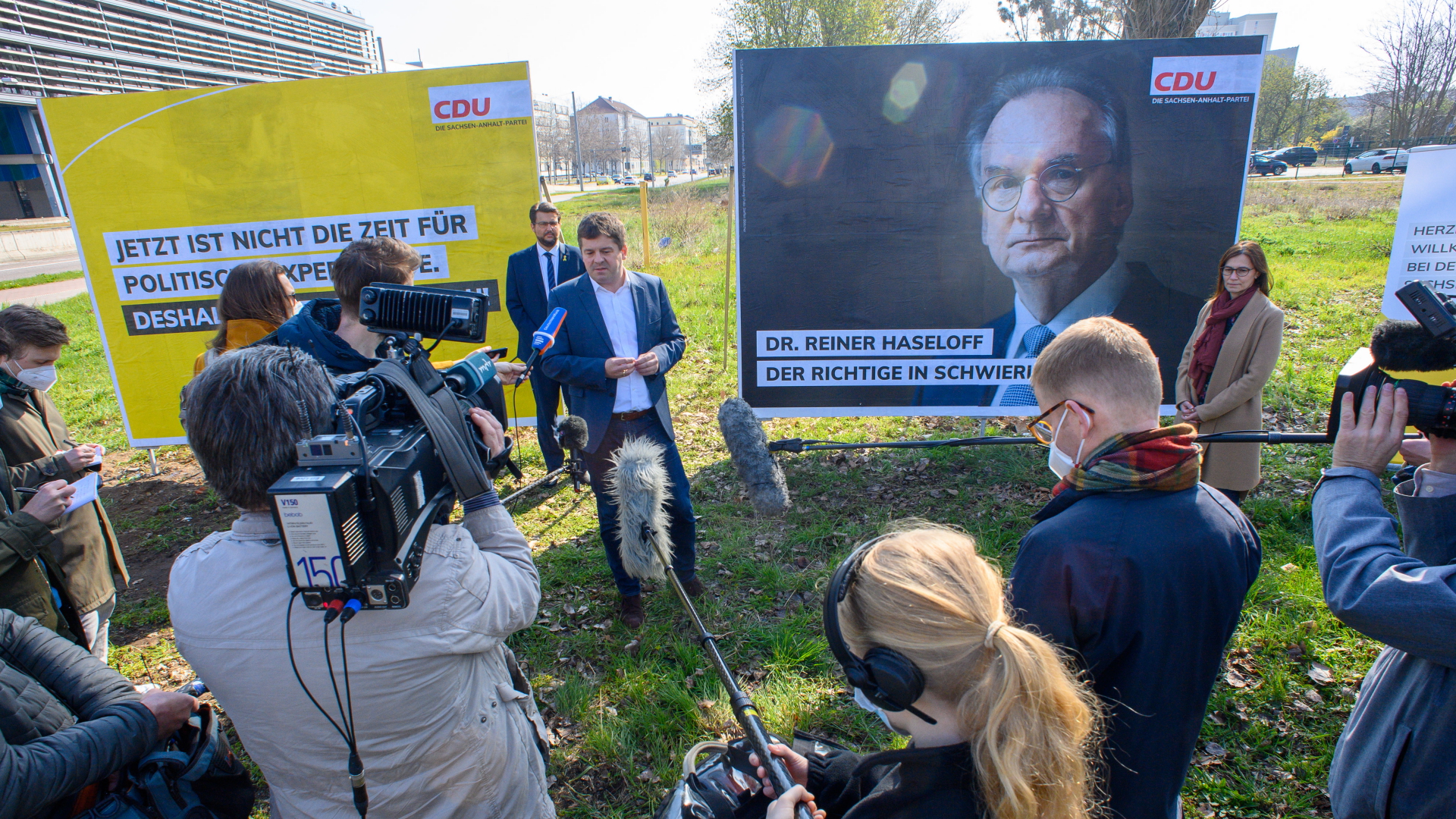 Ein Wahlplakat der CDU, auf dem ein Porträt des Ministerpräsidenten des Landes Sachsen-Anhalt, Haseloff, zu sehen ist | dpa