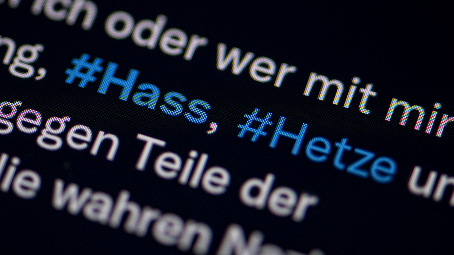 Ein Tweet mit den Stichworten #Hass und #Hetze. | dpa