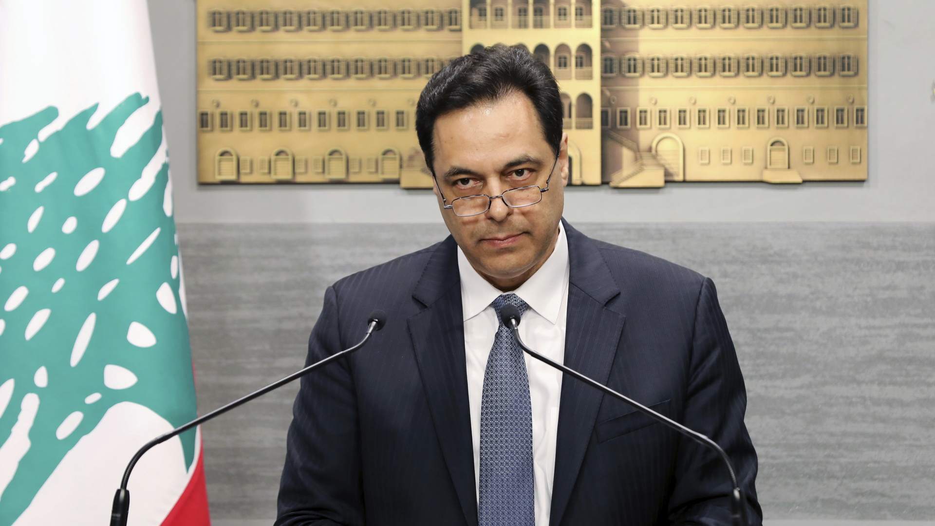Libanons Ministerpräsident Hassen Diab hält eine Rede in der Nationalversammlung. | dpa