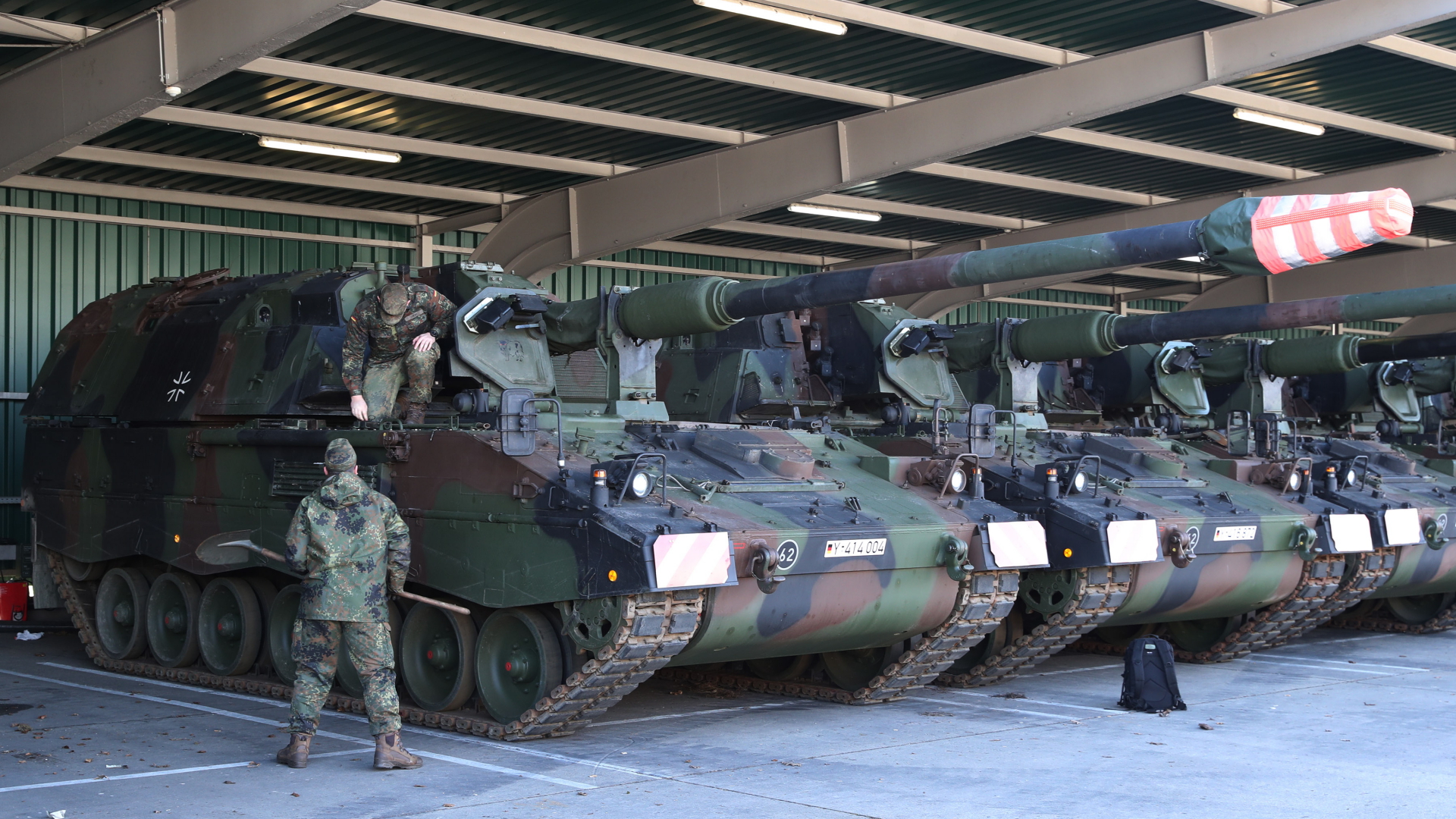 Panzerhaubitzen der Bundeswehr stehen zum Transport bereit (Archivbild) | EPA