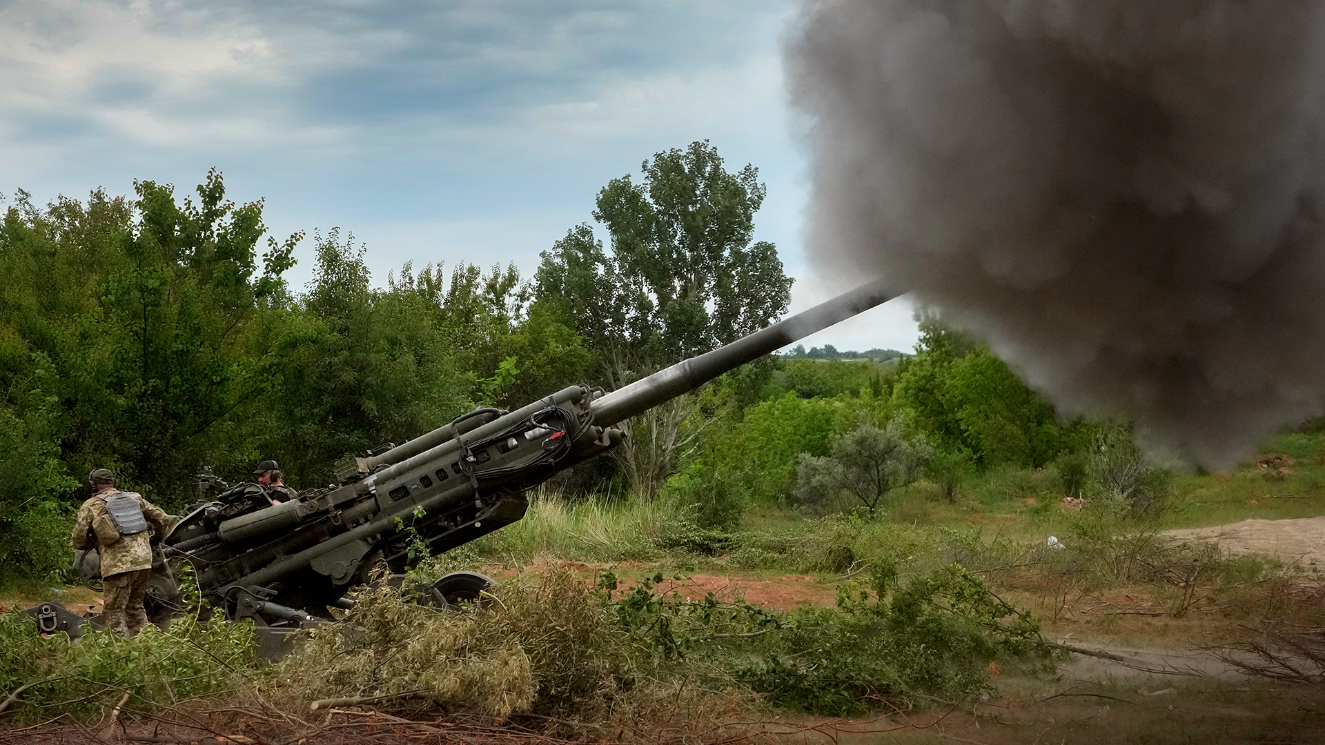 Ukrainische Soldaten feuern aus einer Haubitze M777 in der ostukrainischen Region Donezk. | dpa