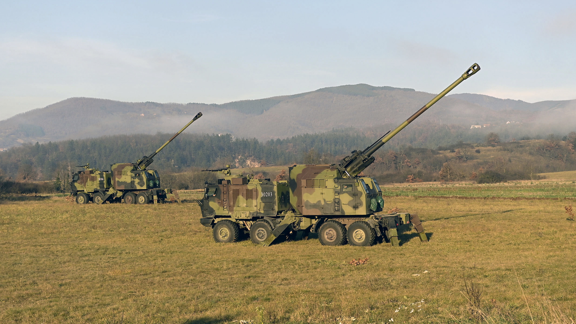 Auf dem Foto der Pressestelle des serbischen Verteidigungsministerium sind 155-mm-Haubitzen nahe der Grenze zum Kosovo in Südserbien zu sehen. | AP