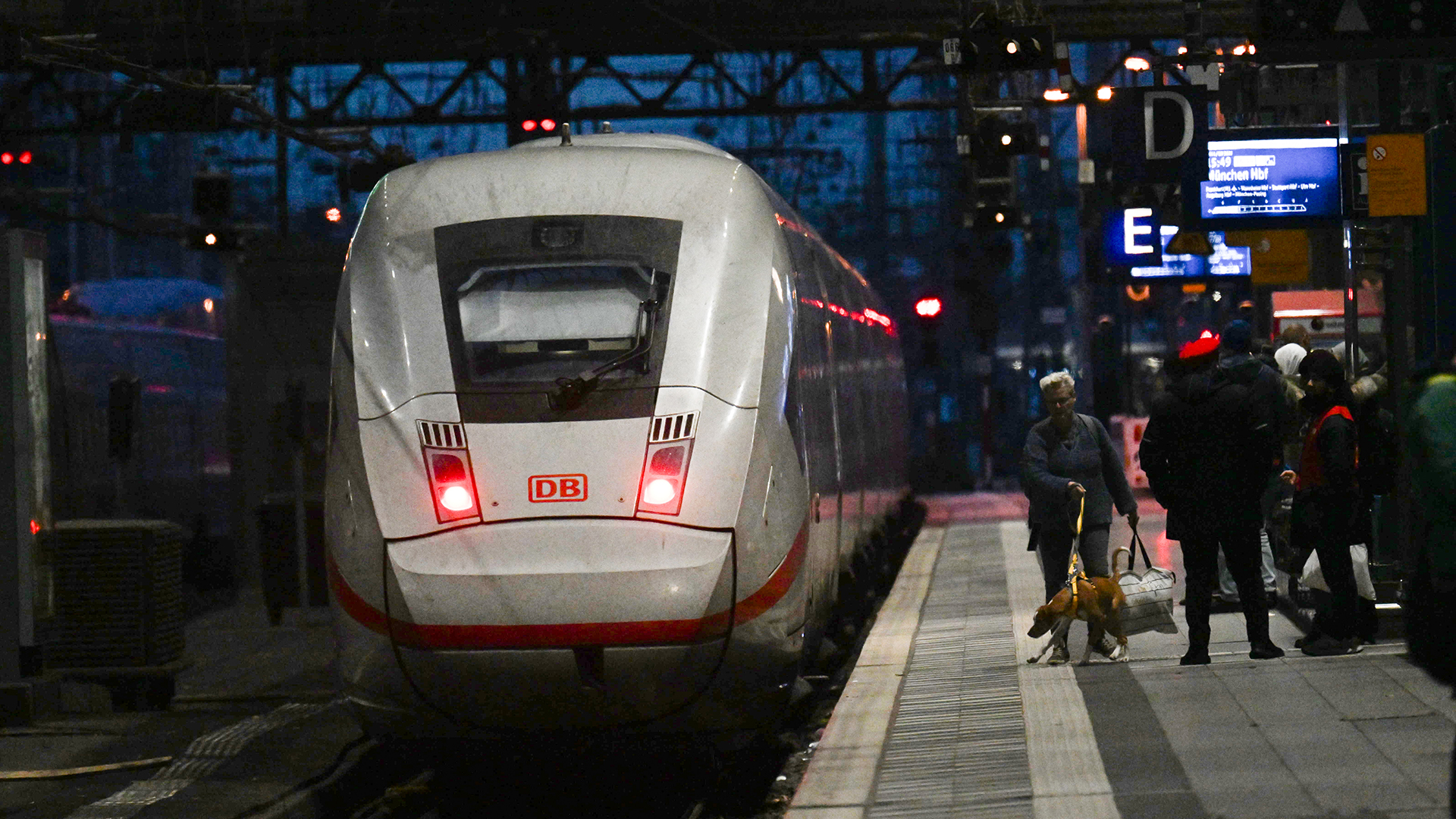 Ein ICE der Deutschen Bahn fährt aus dem Hauptbahnhof in Köln.