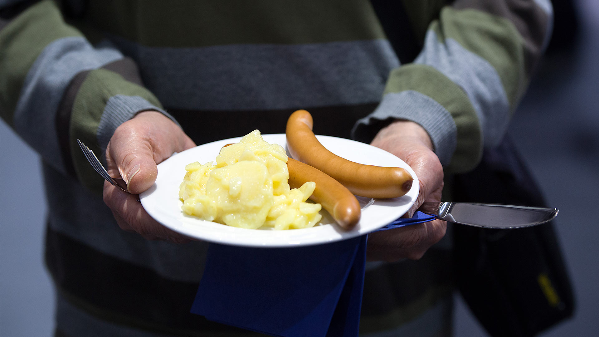 Der kulinarische Klassiker aller Hauptversammlungen, Kartoffelsalat mit Würstchen. | picture alliance / Soeren Stache