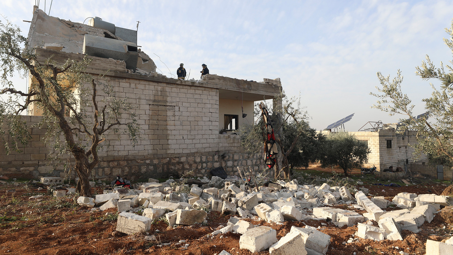 Ein zerstörtes Haus ist nach nach einer Operation des US-Militärs in dem syrischen Dorf Atmeh in der Provinz Idlib zu sehen. | AP