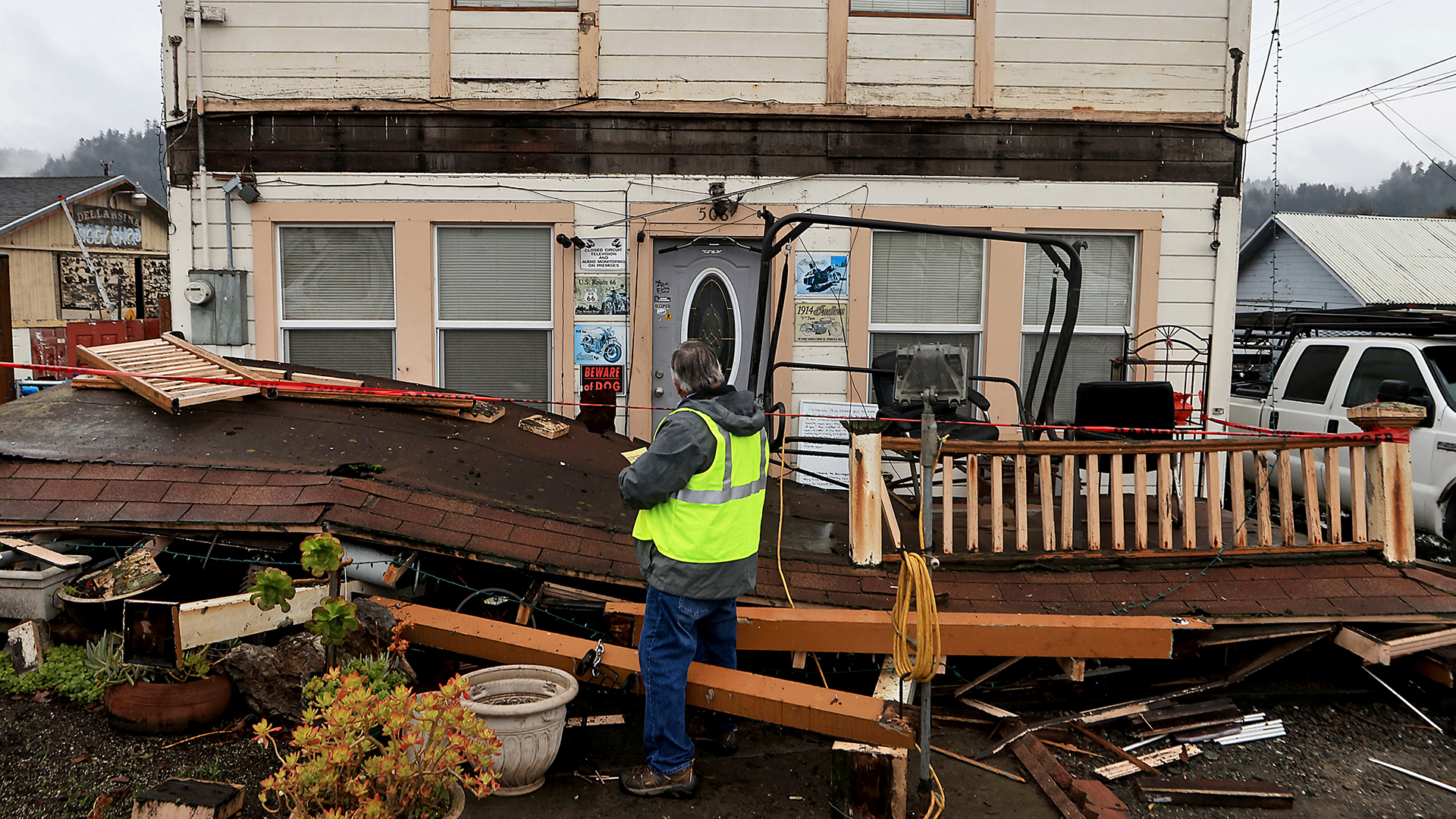 Ein Bauinspektor markiert ein Haus in Rio Dell (Kalifornien, USA), das nach einem Erdbeben in Humboldt County beschädigt worden ist. | AP