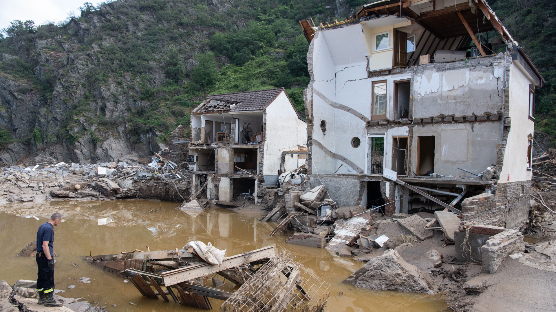 Völlig zerstörte Häuser im rheinland-pfläzlischen Ort Mayschoß. | dpa