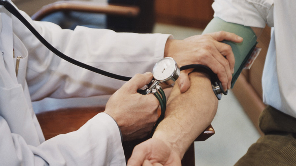 Hausarzt beim Blutdruck messen | ARD aktuell