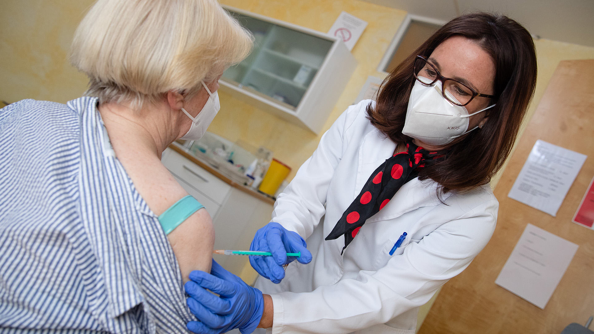 Eine Ärztin impft in ihrer Praxis eine Patientin gegen das Coronavirus. | dpa