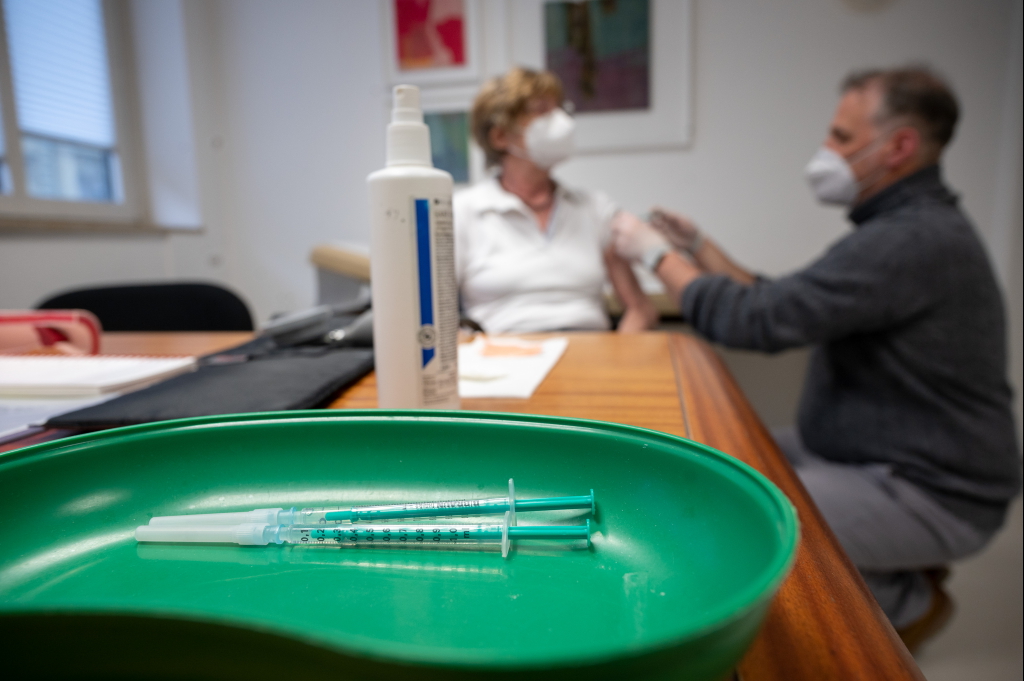 Ein Arzt impft in einer Hausarztpraxis eine Patientin gegen das Coronavirus. | dpa