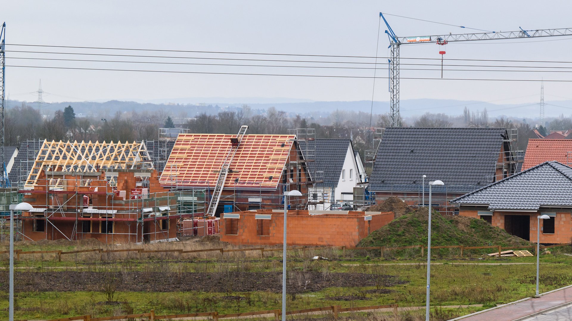 Neubauten stehen in einem Neubaugebiet in der Region Hannover. | dpa