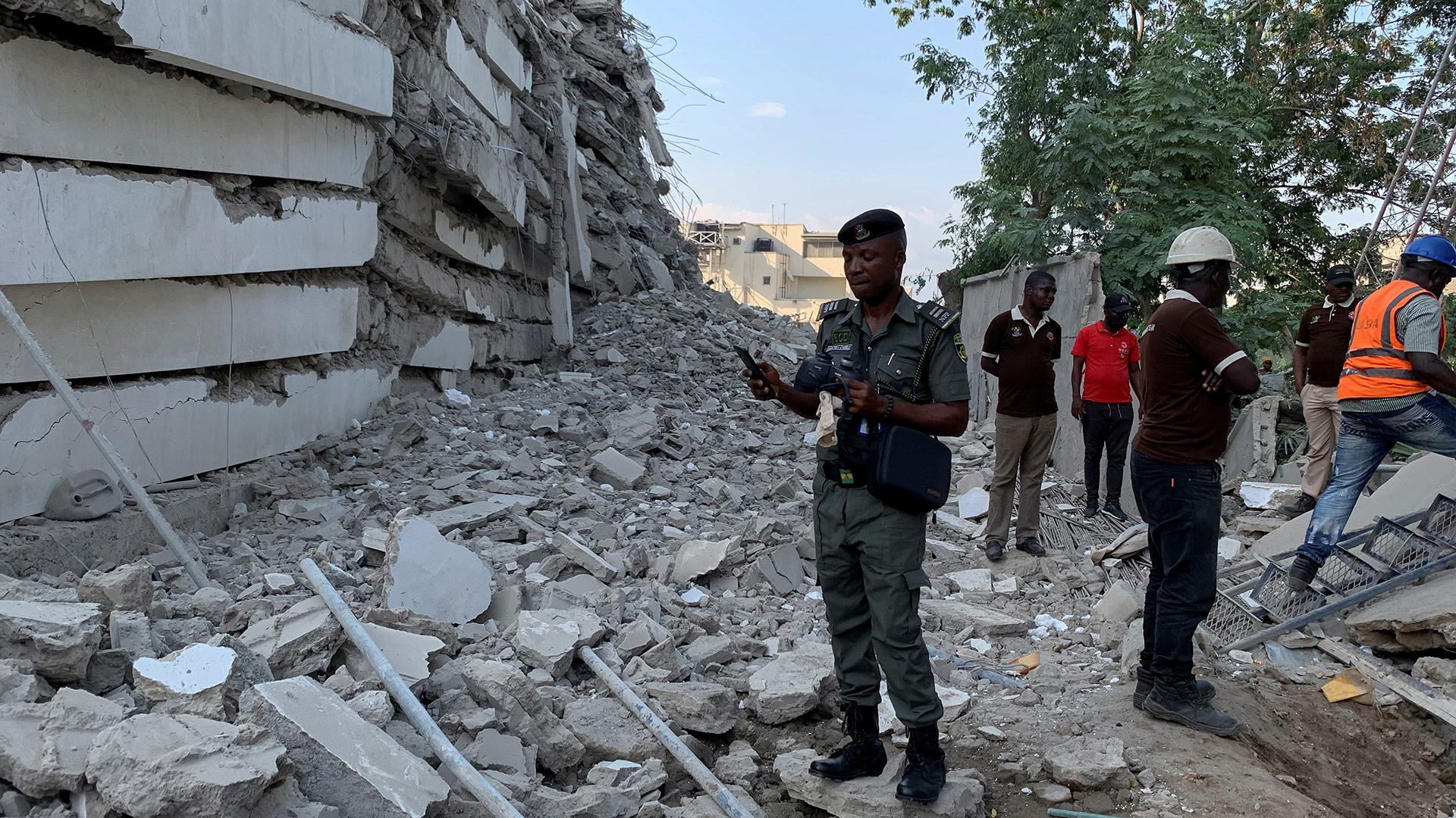 Ein Polizist steht bei den Trümmern eines eingestürzten Gebäudes in Nigeria. | REUTERS