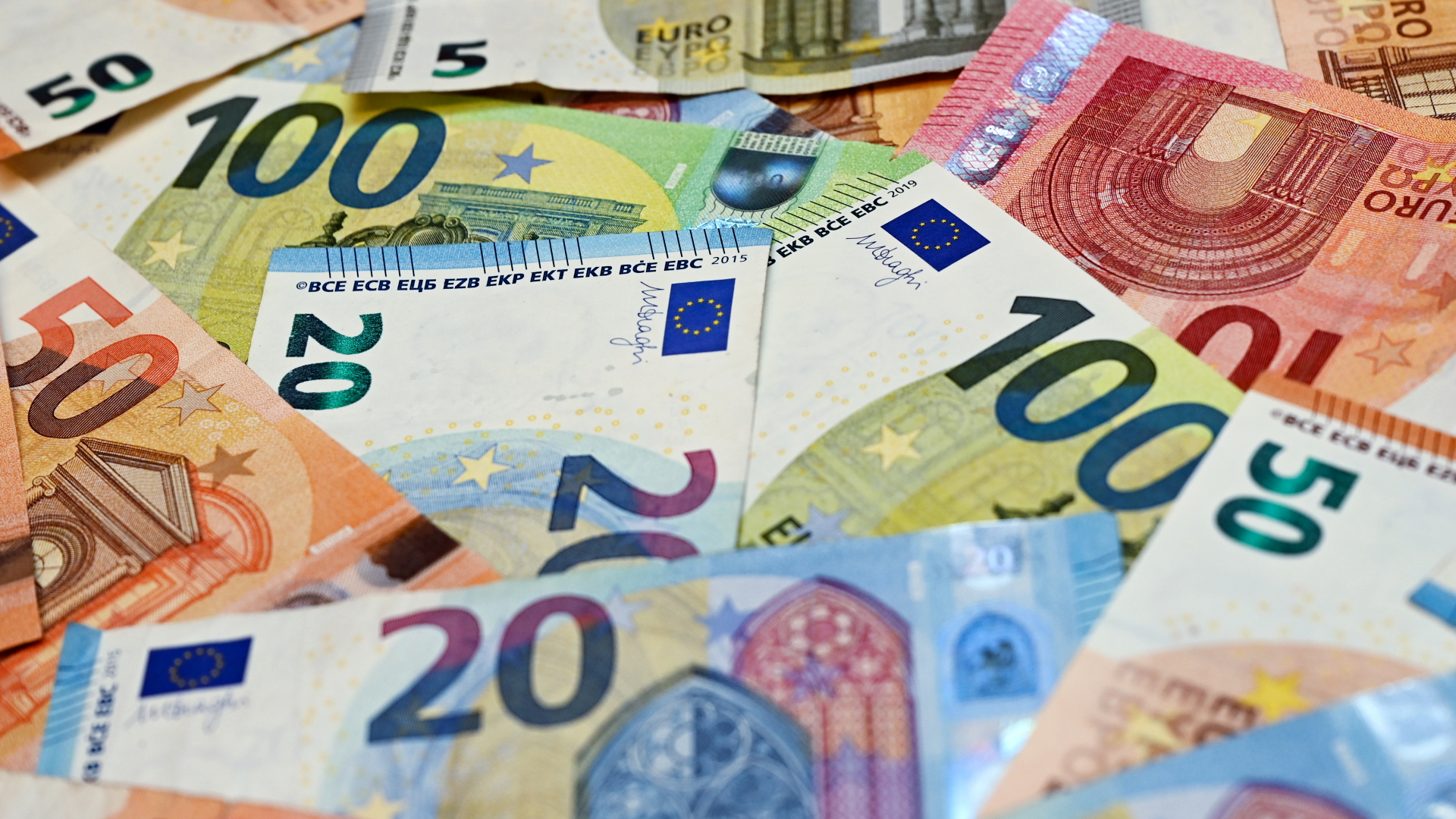 Eurobanknoten liegen auf einem Tisch  | Bildquelle: dpa