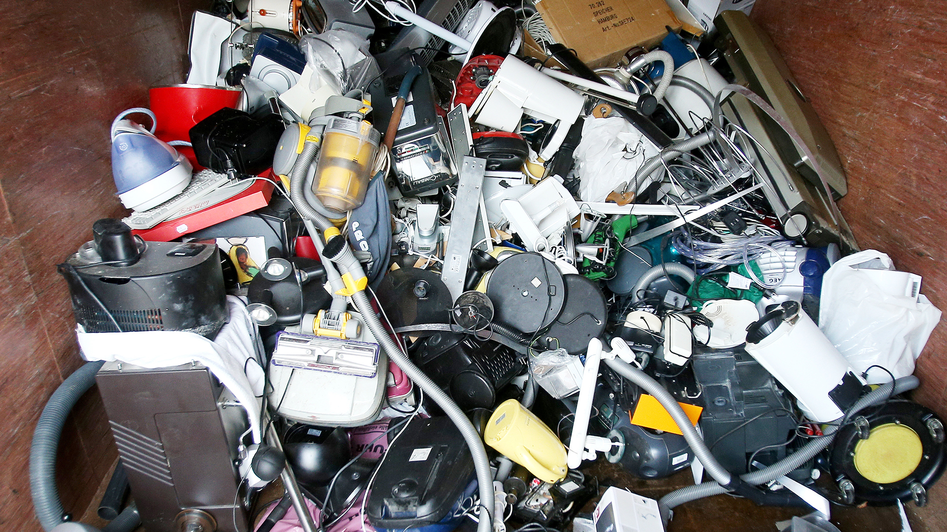 Ausrangierte Haushaltsgeräte und andere Elektrogeräte liegen in einem Sammelbehälter für Elektroschrott. | dpa