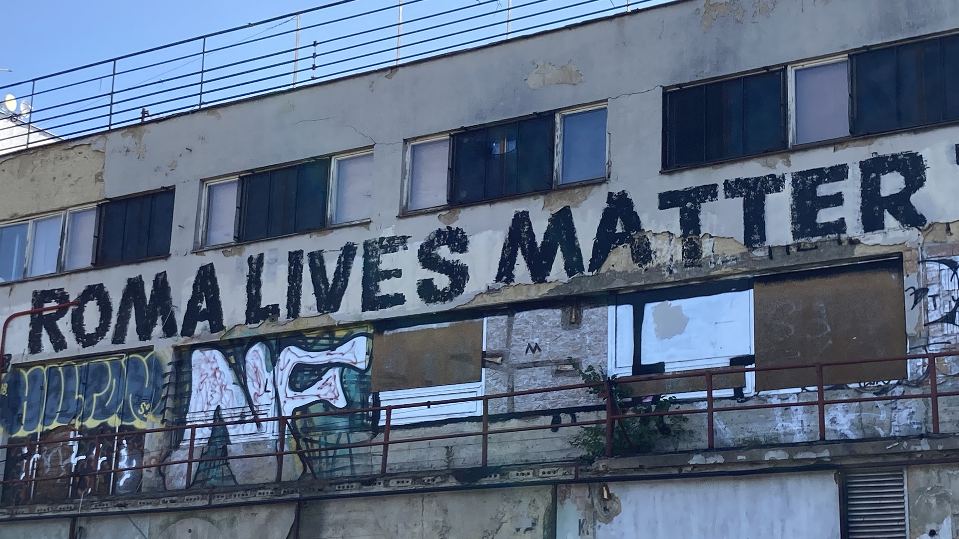 Eine Hauswand in Prag mit einer großen Aufschrift "Roma lives matter " | Tatyana Synkova